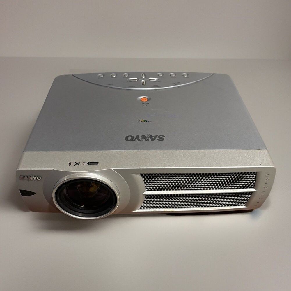Sanyo PLC-XU31 Portable Multimedia Projector Tested With Soft Case Retro Gaming